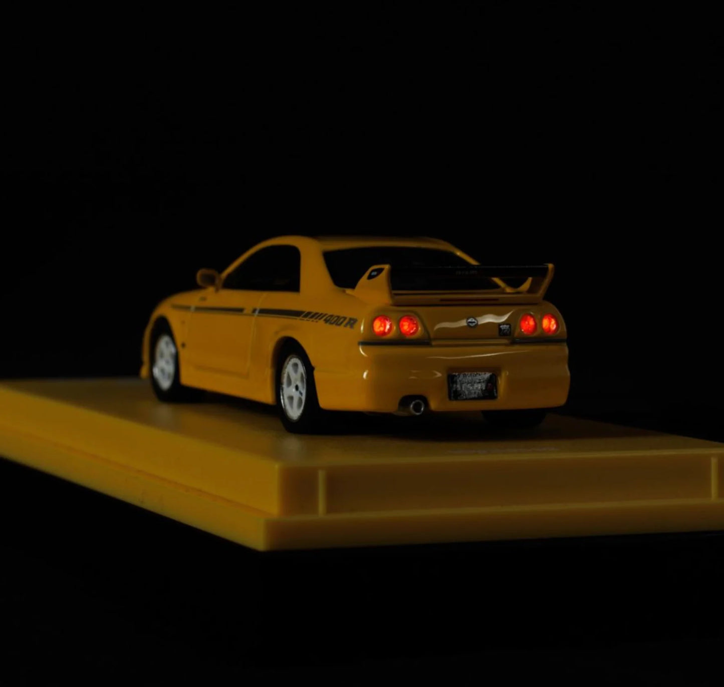 Kyosho 1:64 Mini Car & Book Nissan Nismo 400R Yellow